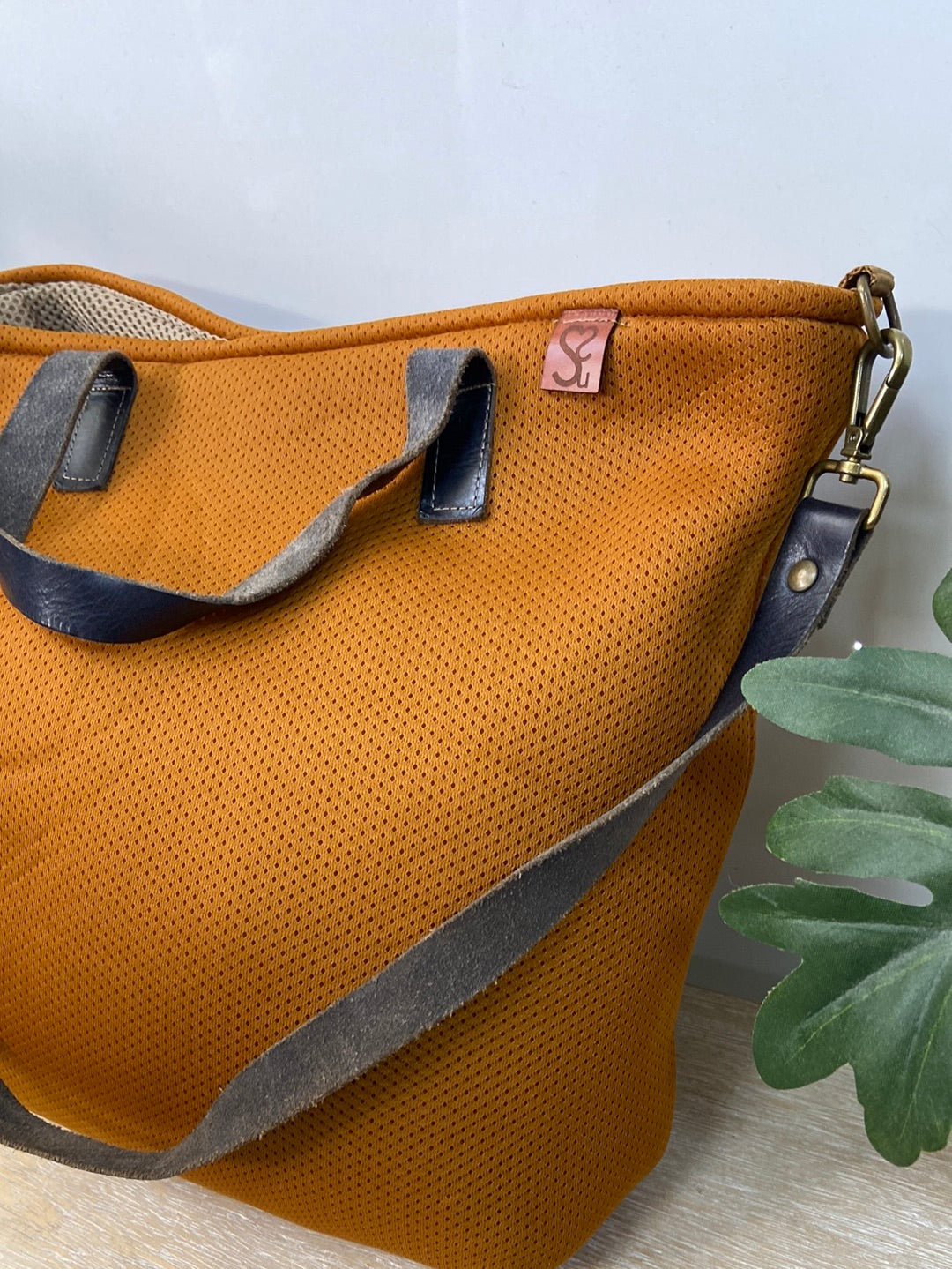 OTRAS.Bolso neopreno mostaza