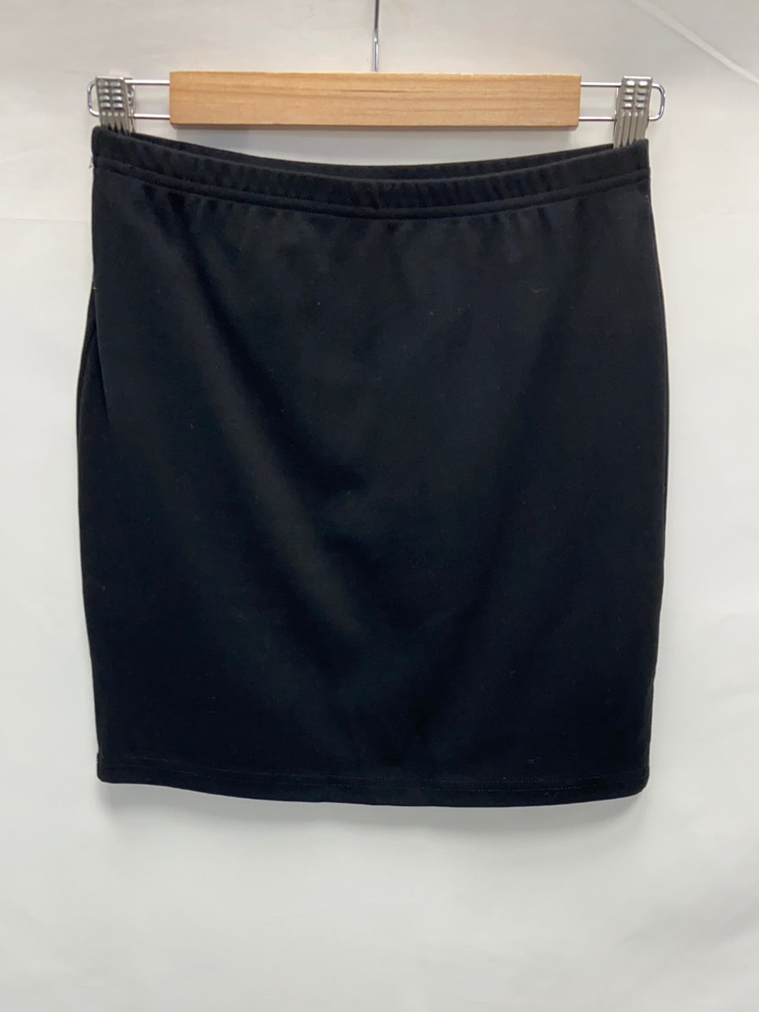 OTRAS.Falda corta negra elástica T.s