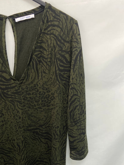 ZARA. Mono verde animal print T.m