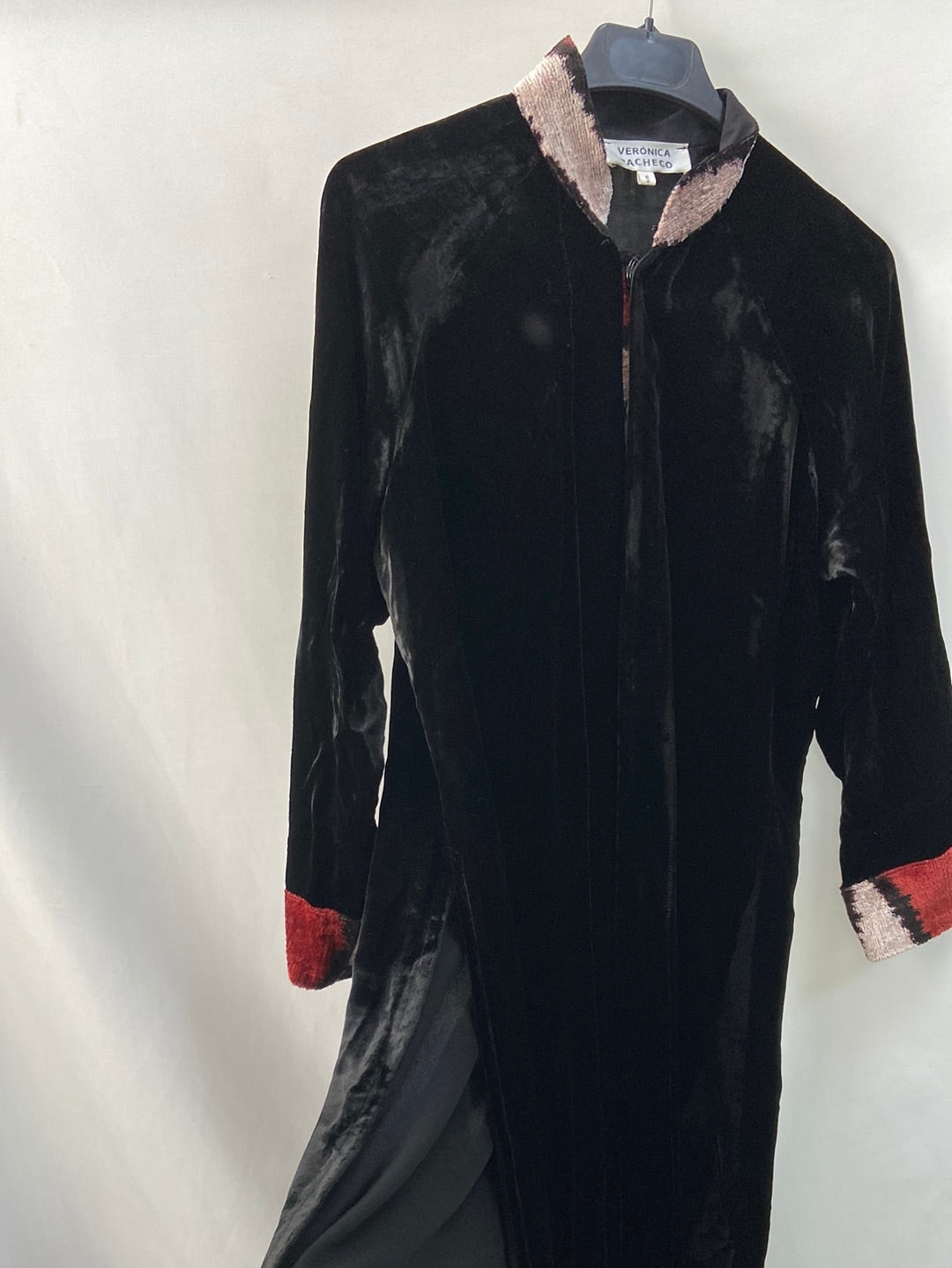 VERÓNICA PACHECO.Top largo/kimono terciopelo bordado T.s