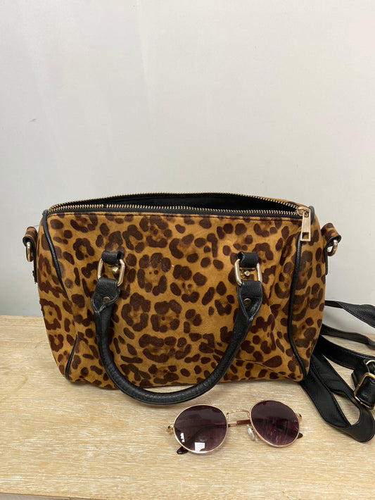 WHITE. Medium-sized double-handle bag