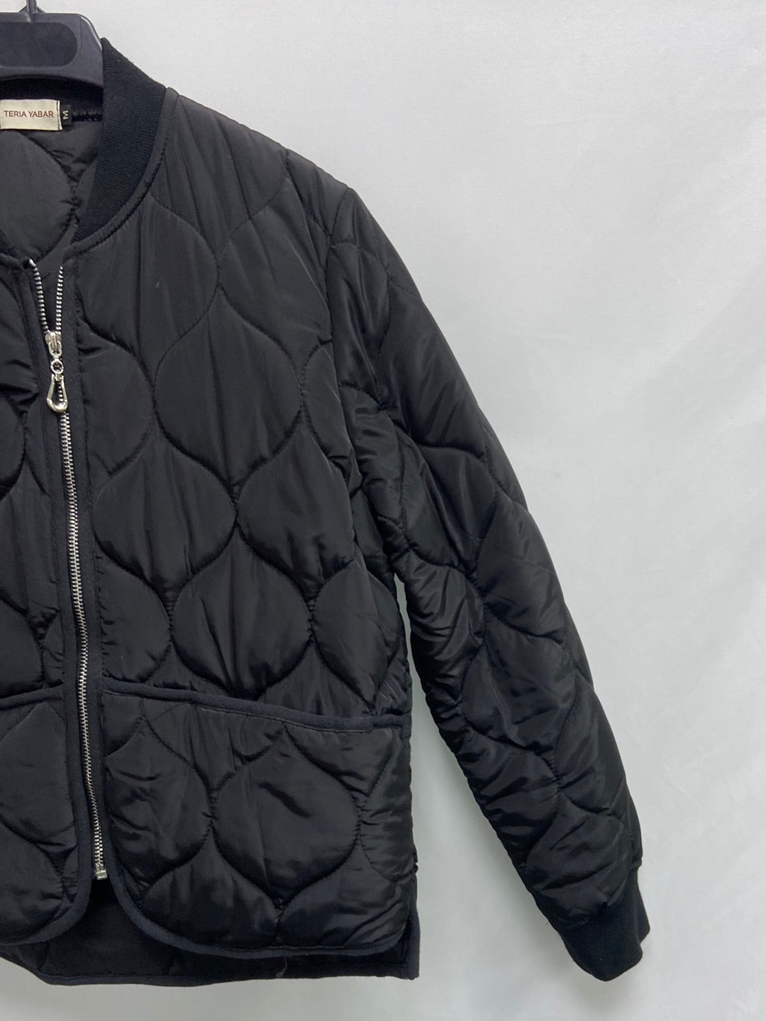 TERIA YABAR.Plumas negro ligero T.M