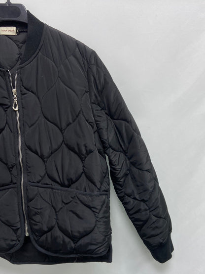 TERIA YABAR.Plumas negro ligero T.M