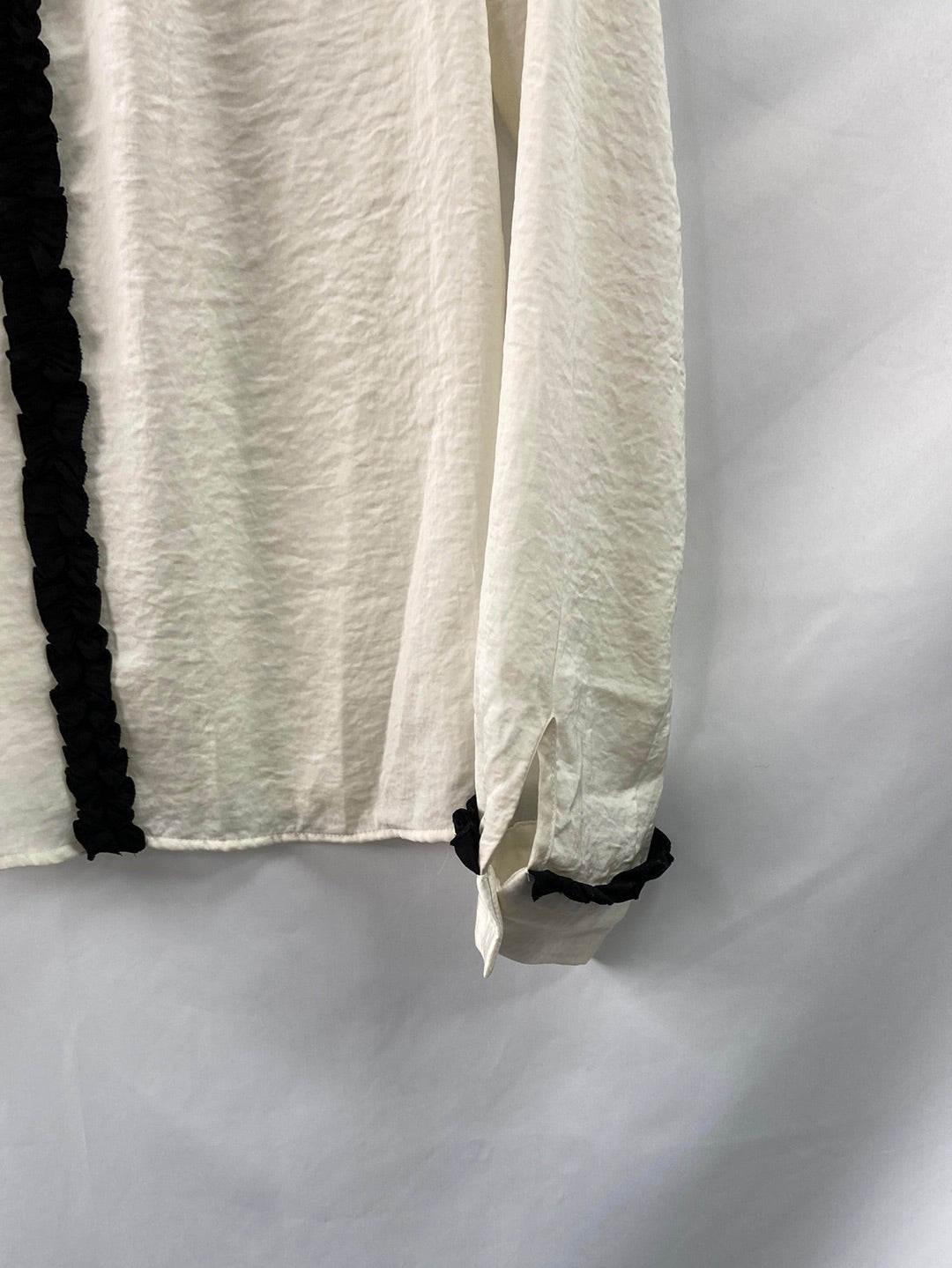 ZARA.Blusa detalle ribete negro T.xs