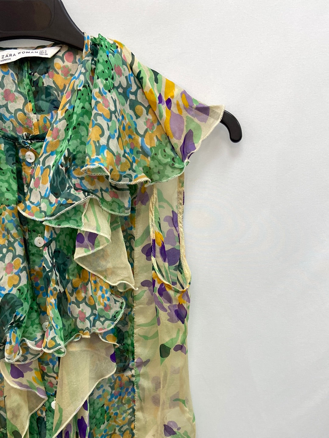 ZARA.Silk blouse with ruffles Ts