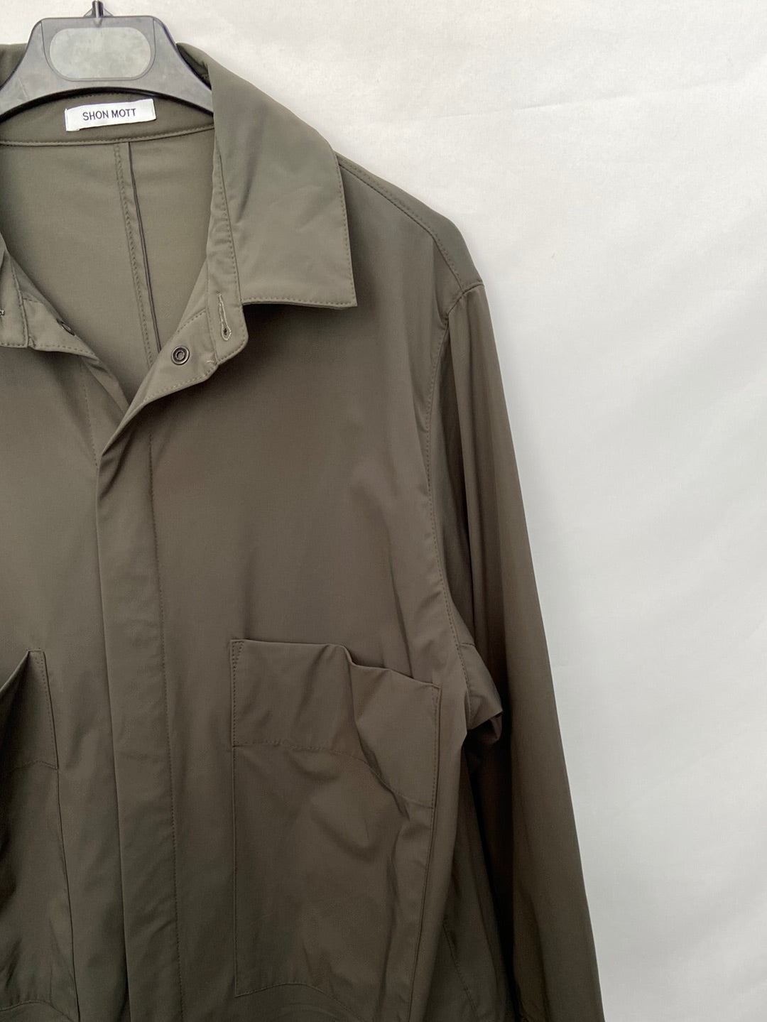 SHON MOTT.Camisa/sobrecamisa verde impermeable T.L