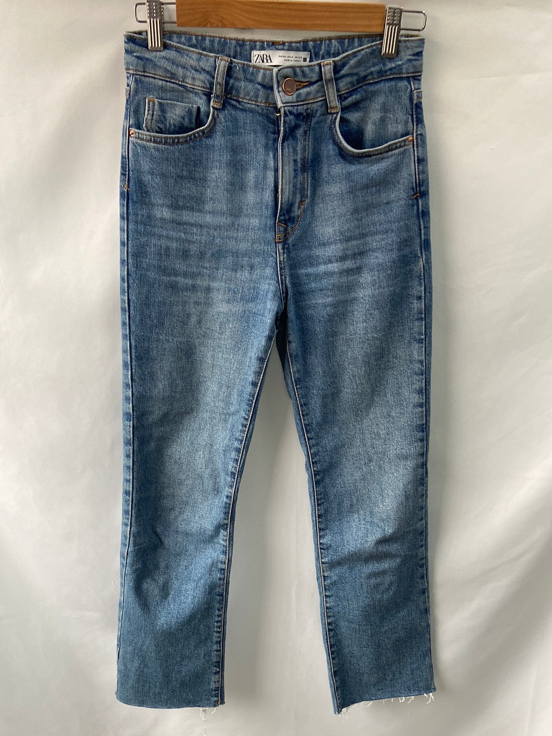 ZARA.Pantalones vaqueros Cropped flare T.34