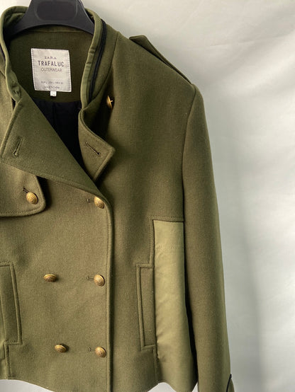 ZARA.Cazadora verde cruzada T.L