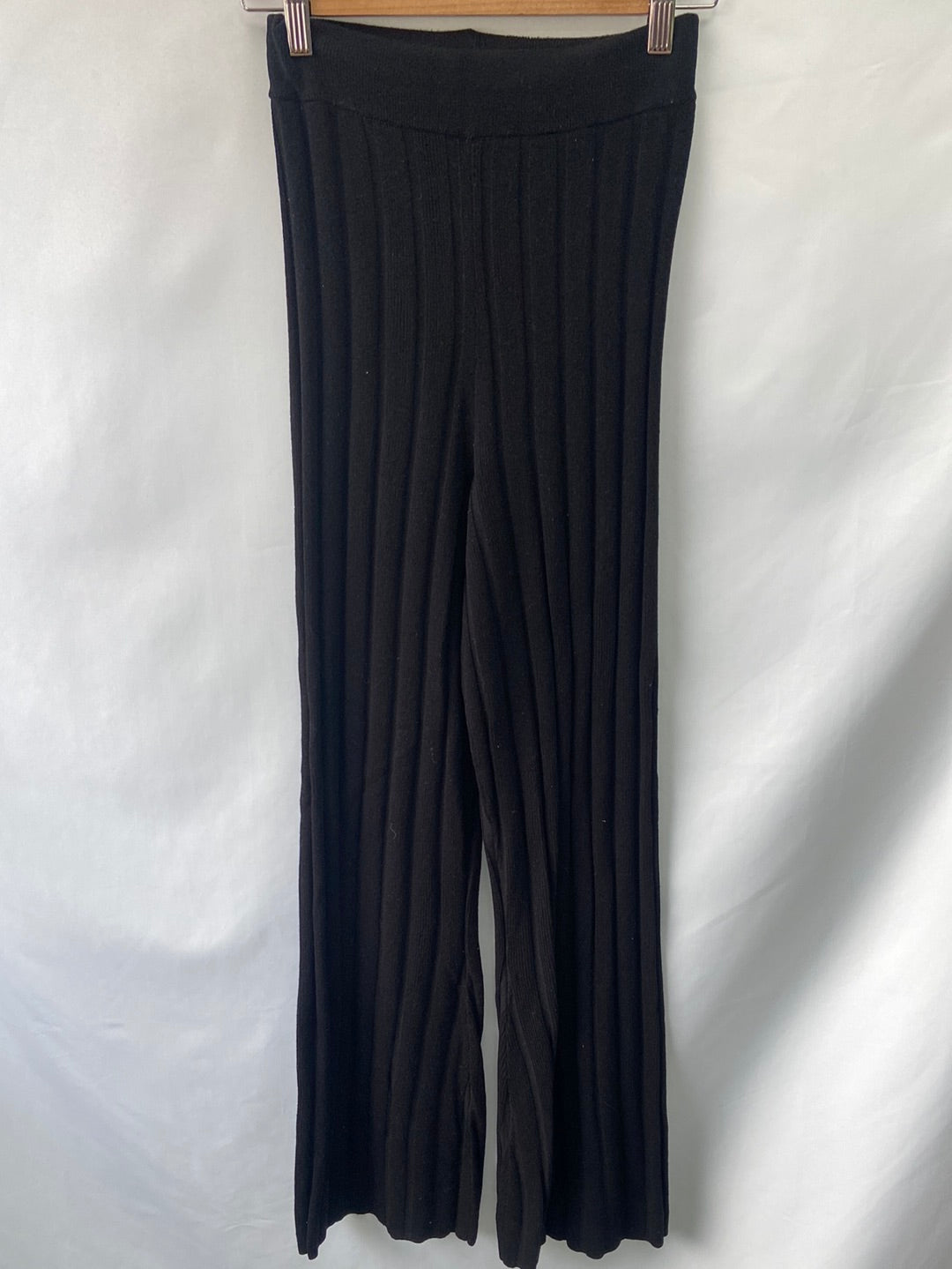 H&m.Pantalones negros punto canalé T.XS