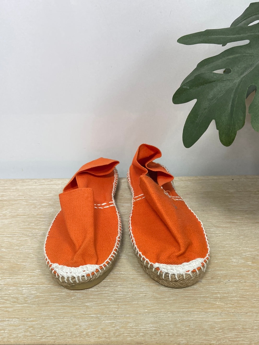 OTRAS.  Alpargatas naranjas T.37