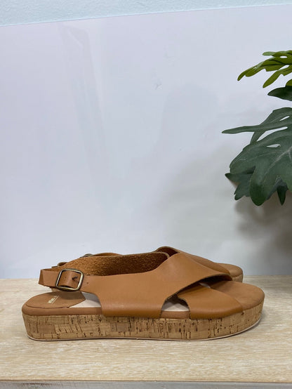 LEFTIES.Sandalia camel suela corcho T.38