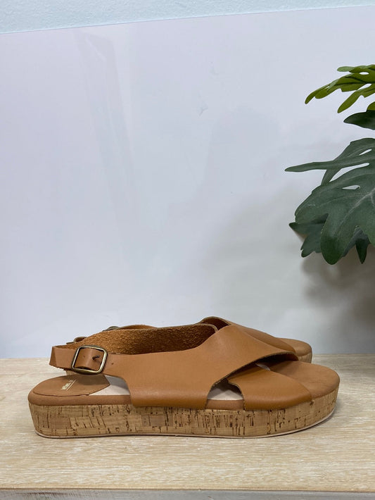 LEFTIES.Sandalia camel suela corcho T.38