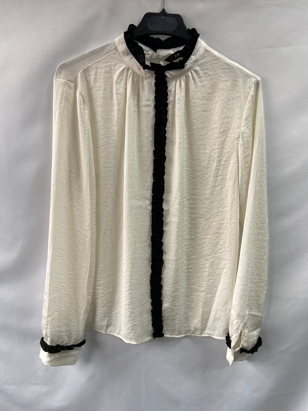 ZARA.Blusa detalle ribete negro T.xs