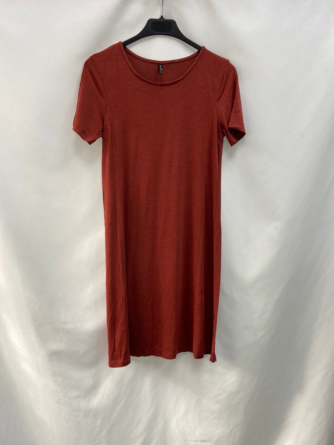 STRADIVARIUS.Vestido básico burdeos T.s