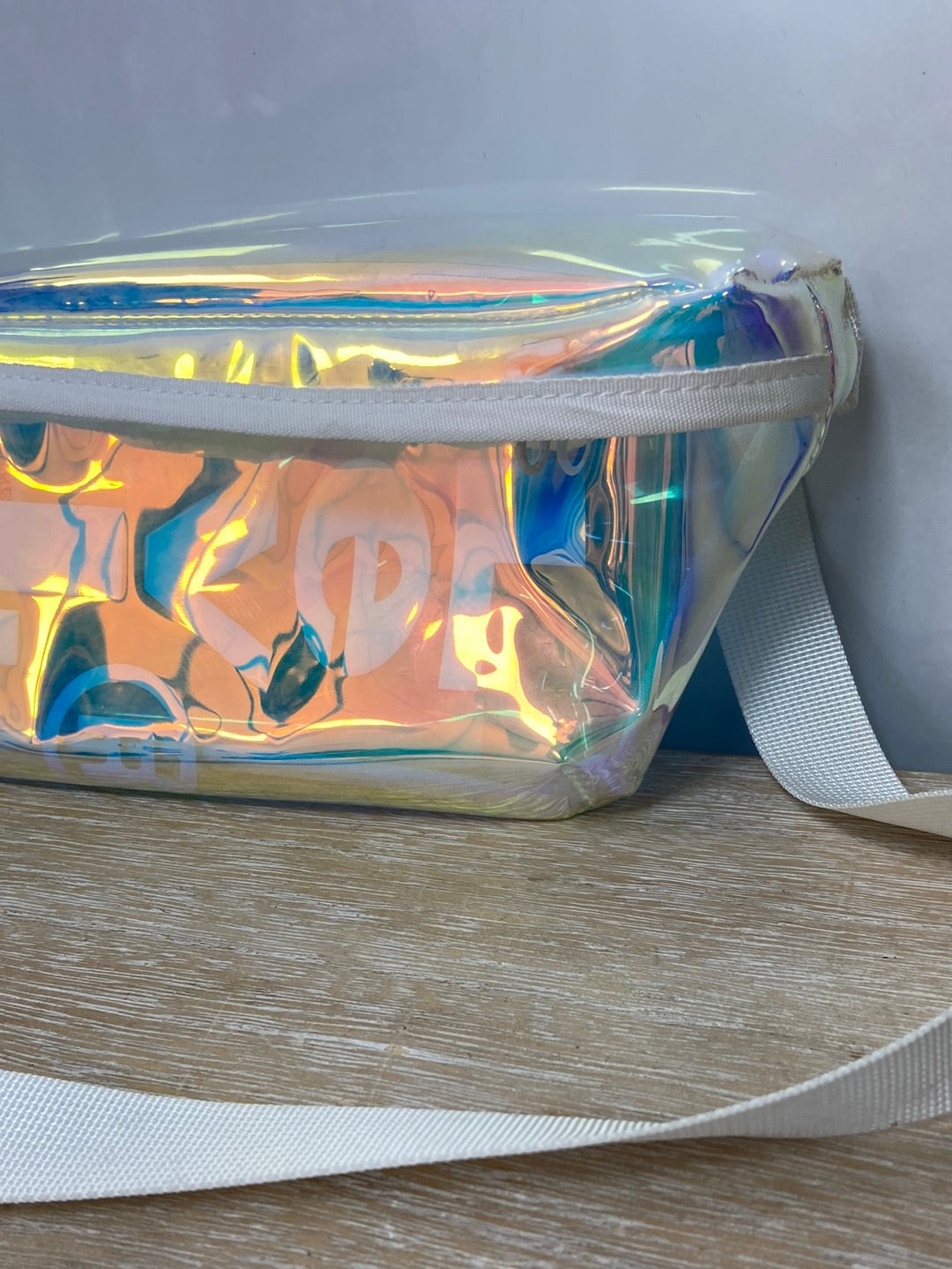 LEVI’s.Riñonera iridiscente