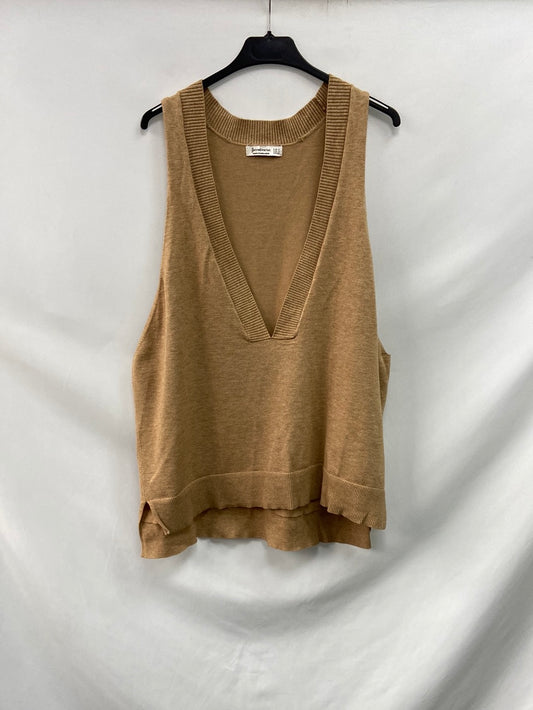 STRADIVARIUS. Camel vest Ts