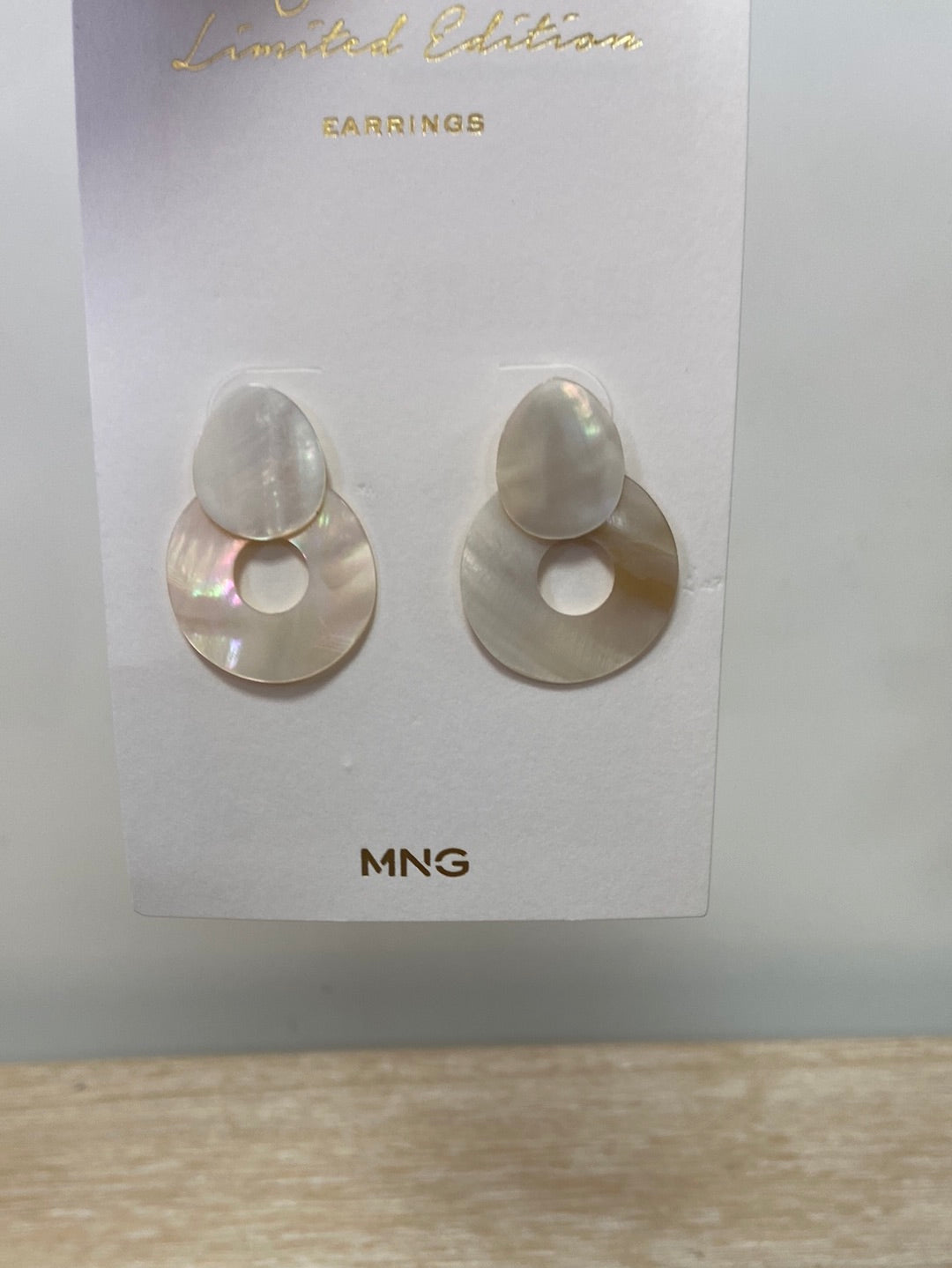 MANGO.Pendientes cortitos nácar