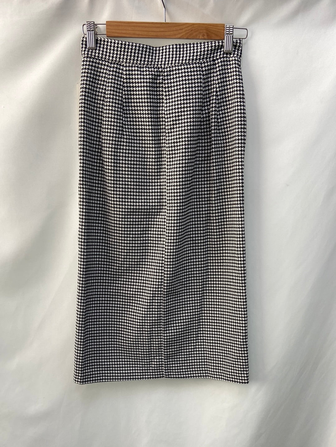 OTRAS.Falda midi pata de gallo T.S