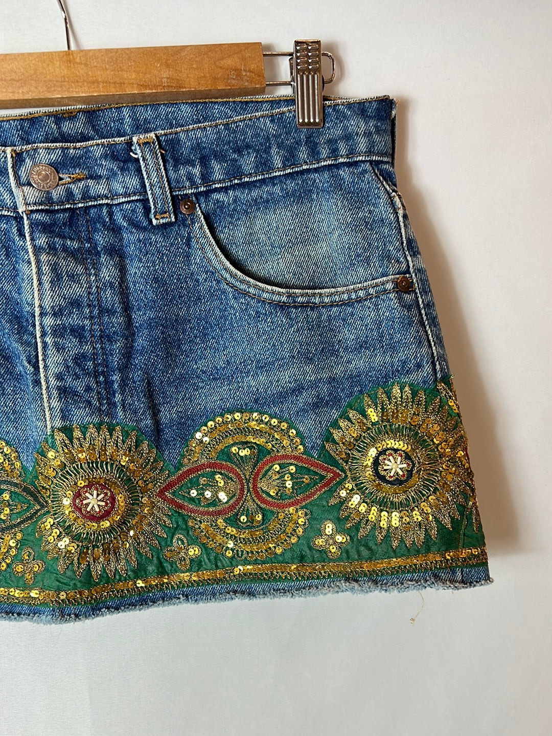 LEVI´S. Falda vaquera oscura con abalorios. T.30 (M)