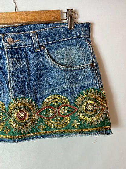 LEVI´S. Falda vaquera oscura con abalorios. T.30 (M)
