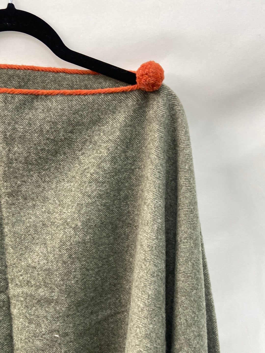 MONTEPICAZA.Poncho maxi gris jaspeado borlas