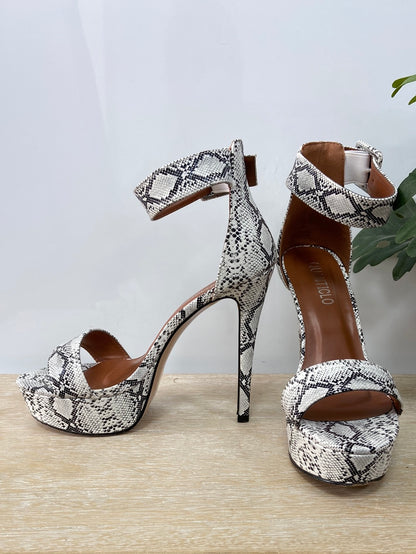 QUANTICLO. Tacones animal print T.37