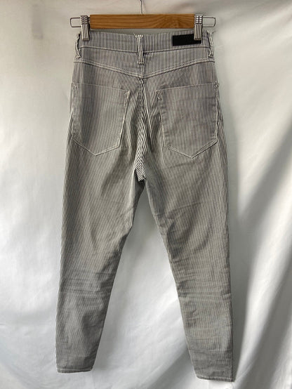 STRADIVARIUS. Pantalón rayas T.36