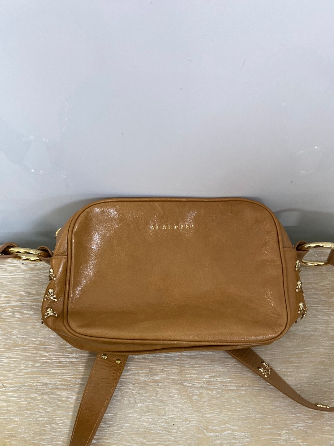 SCALPERS. Bolso camel calaveras