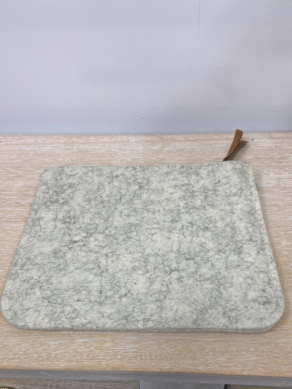 MAJE. Bolso mano fieltro