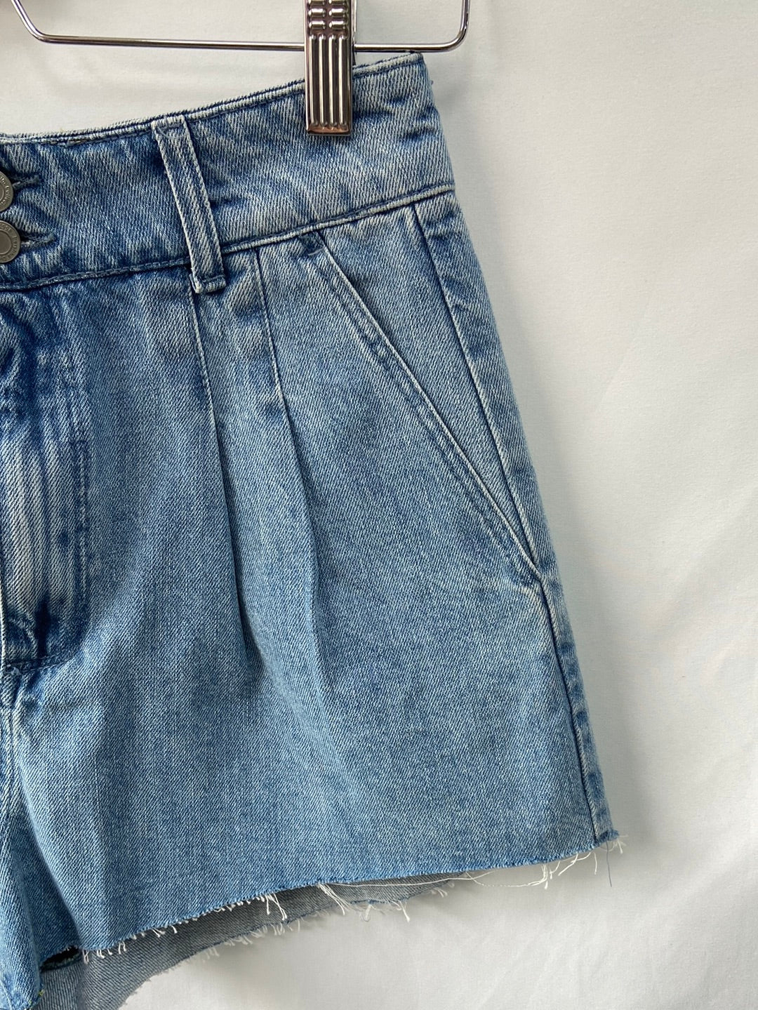 BERSHKA. Shorts denim T.36