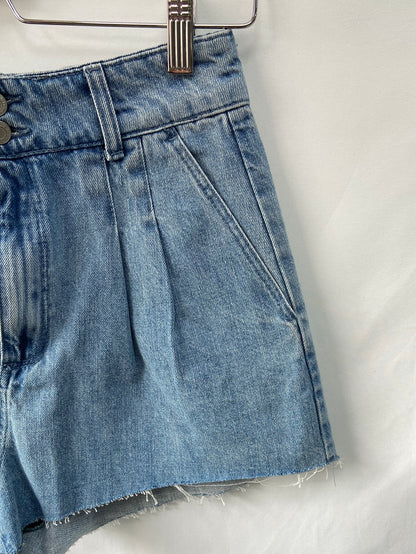 BERSHKA. Shorts denim T.36