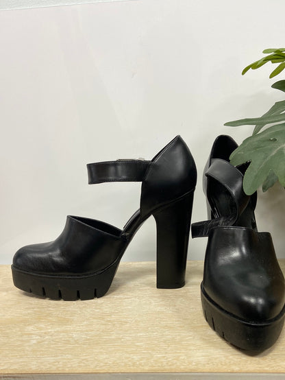 ZARA. Closed black heel size 39