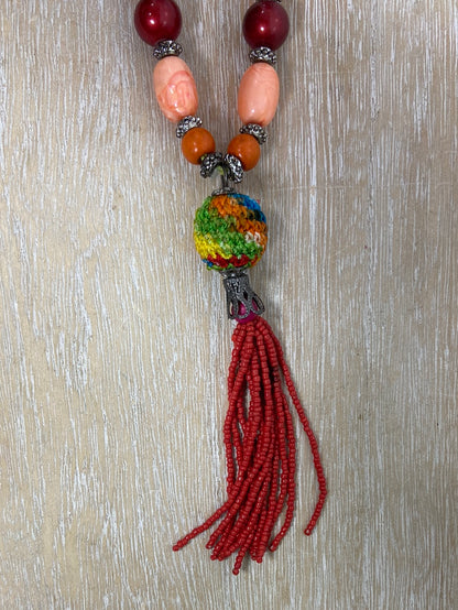 OTRAS.Collar piedras y abalorios flecos