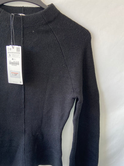ZARA. Jersey negro punto T.s