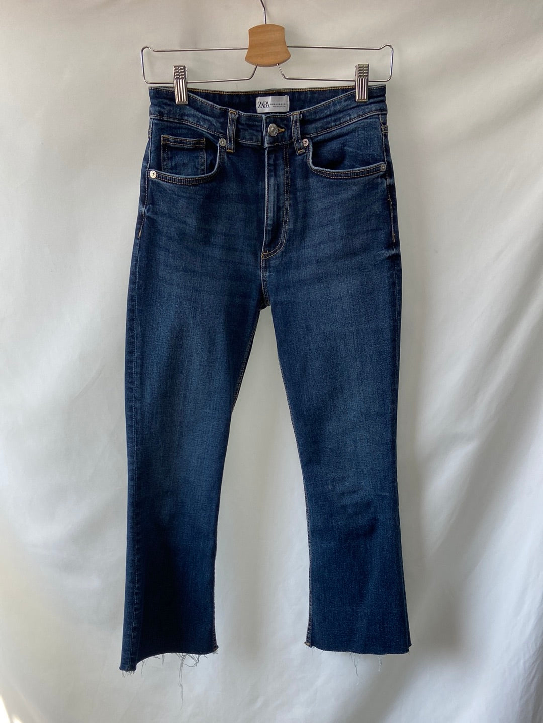 ZARA.Pantalones vaqueros bajo acampanado T.38