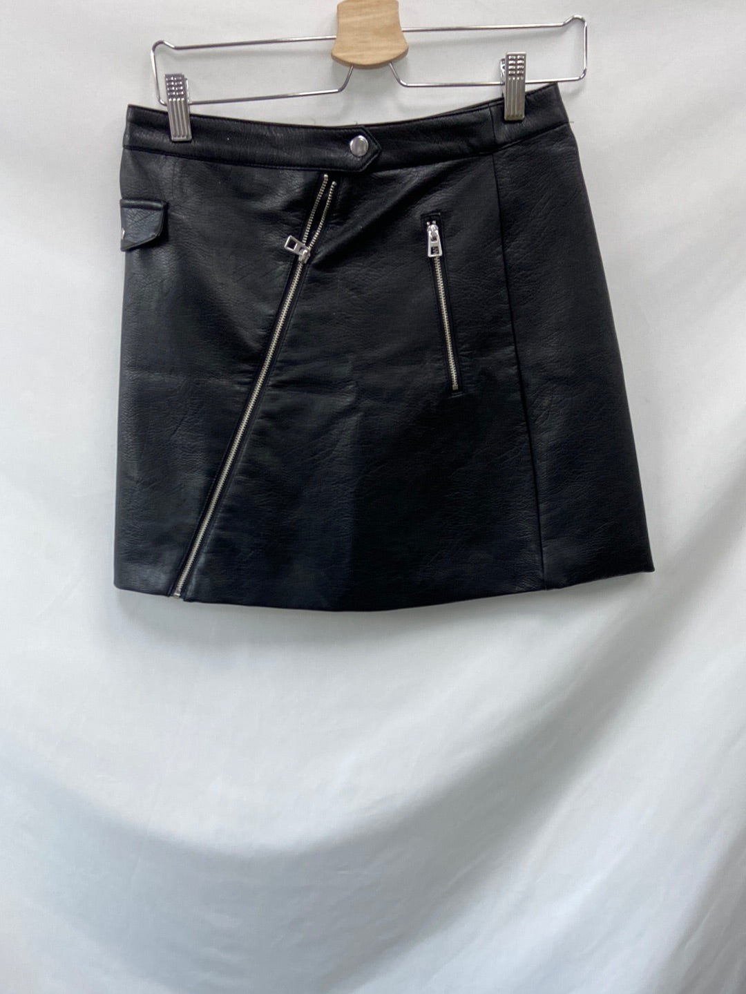 H&M.Falda negra polipiel T.38