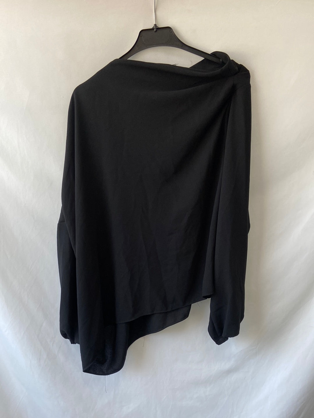 ZARA. Blusa negra oversized asimétrica T.m