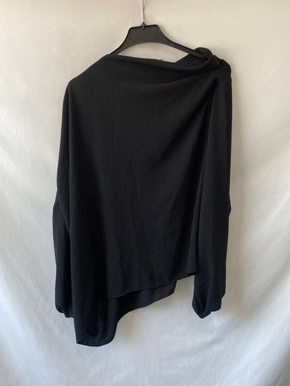ZARA. Blusa negra oversized asimétrica T.m