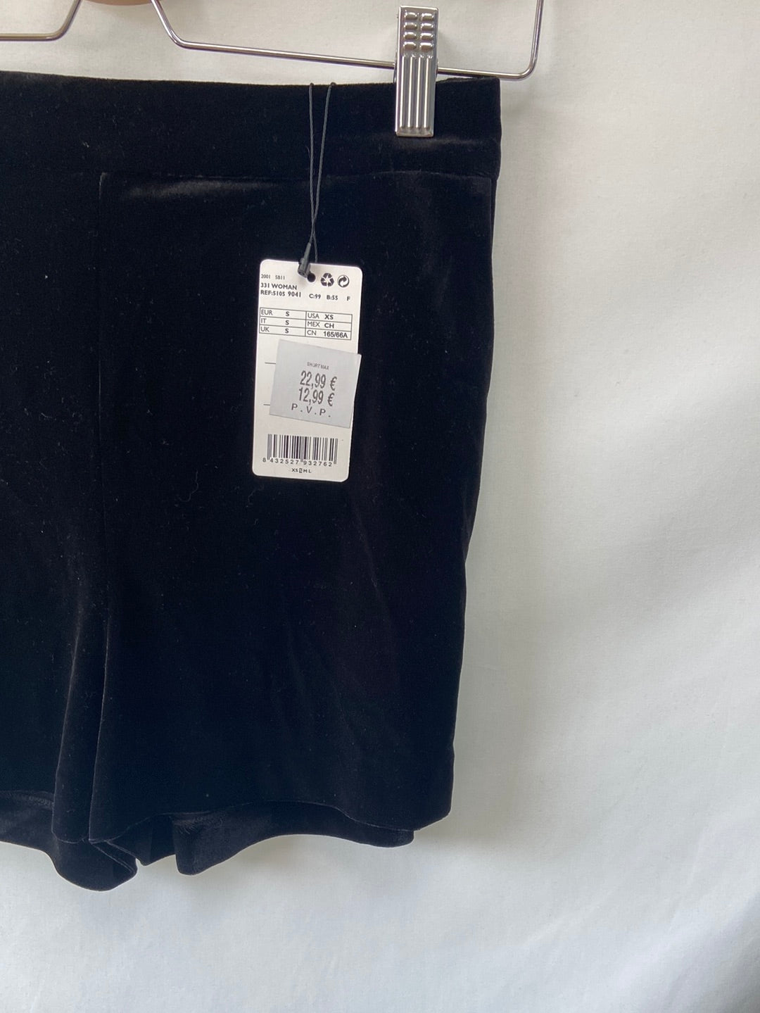 MANGO.Shorts terciopelo negros T.s