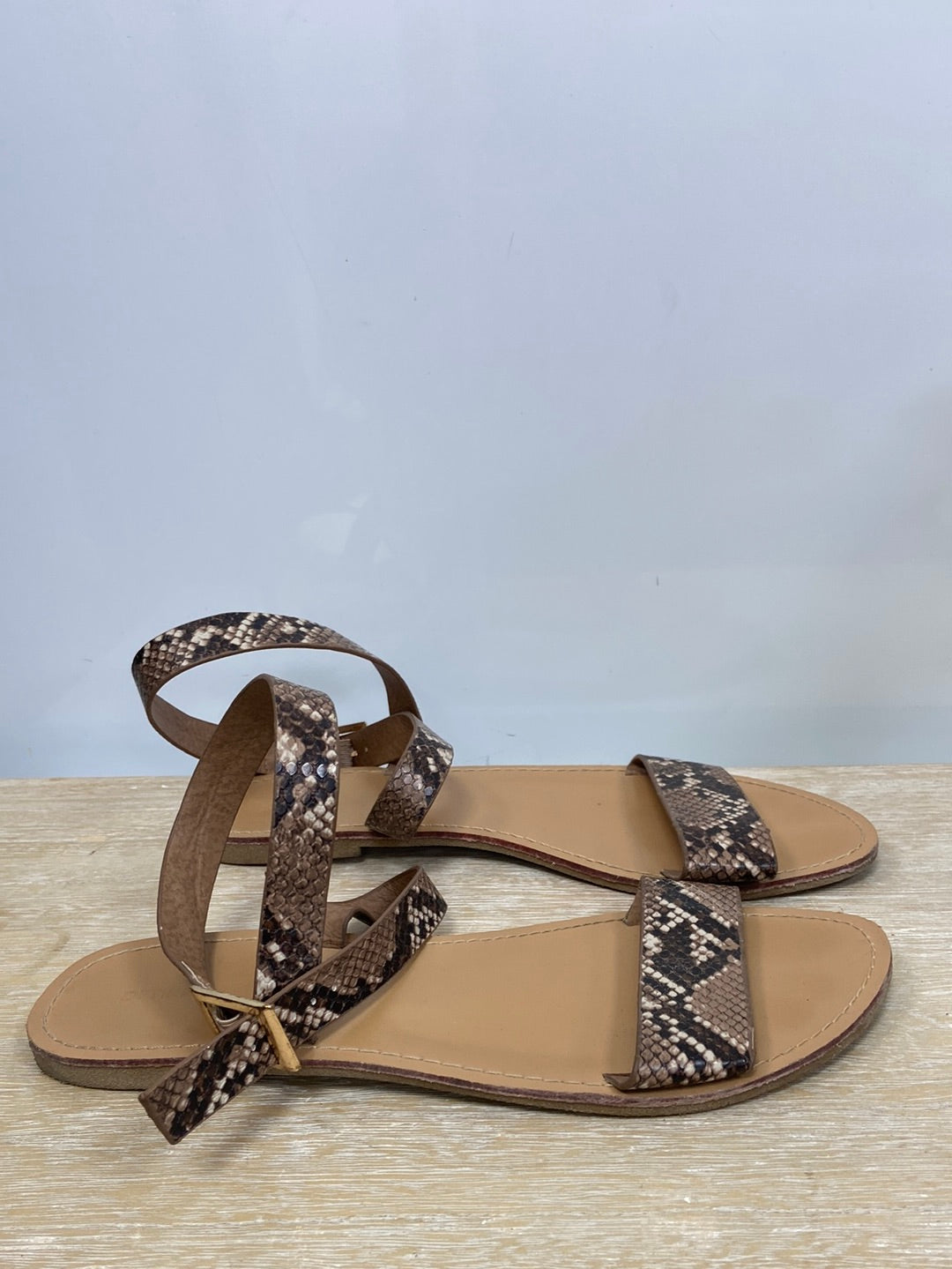 OTRAS.Sandalias animal print planas T.39