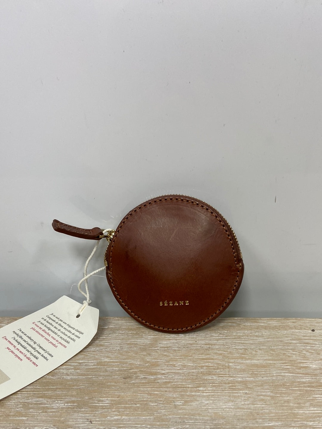 SEZANE. Monedero mini camel de piel