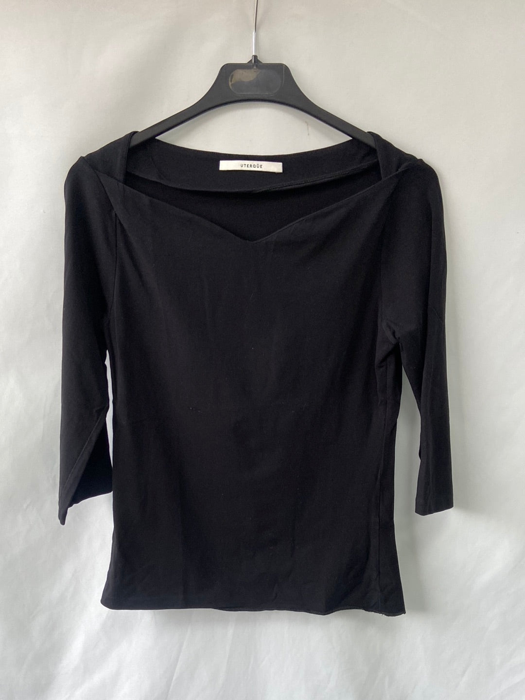 UTERQÜE. Camiseta negra elástica T.S