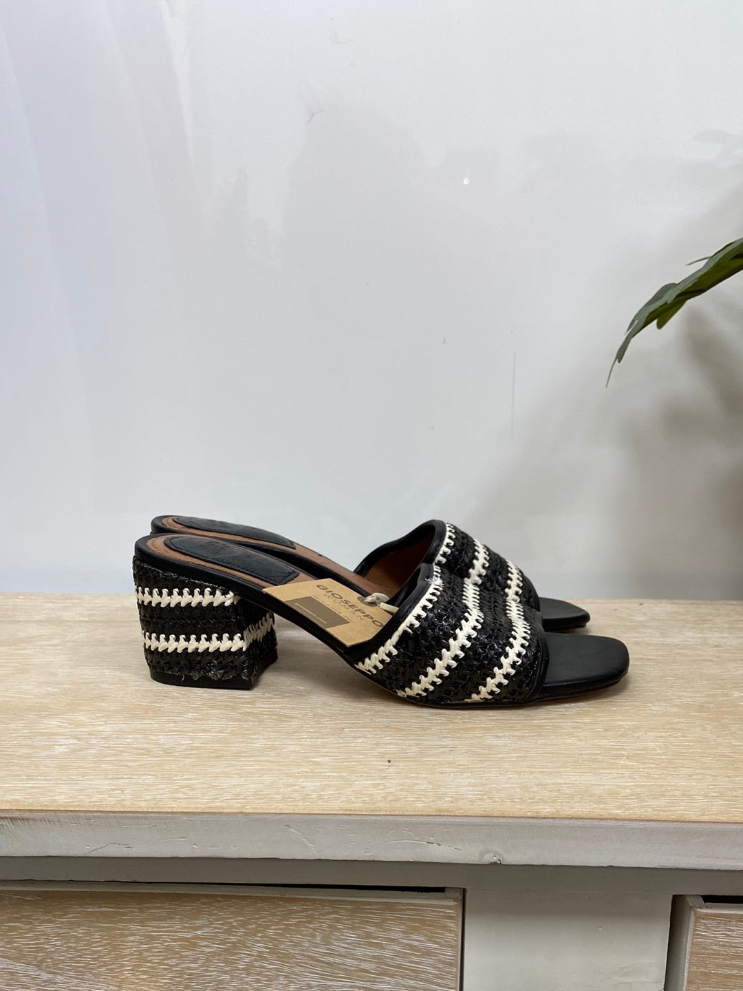 GIOSEPPO. Sandalia de tacon blancas  y negras T.37