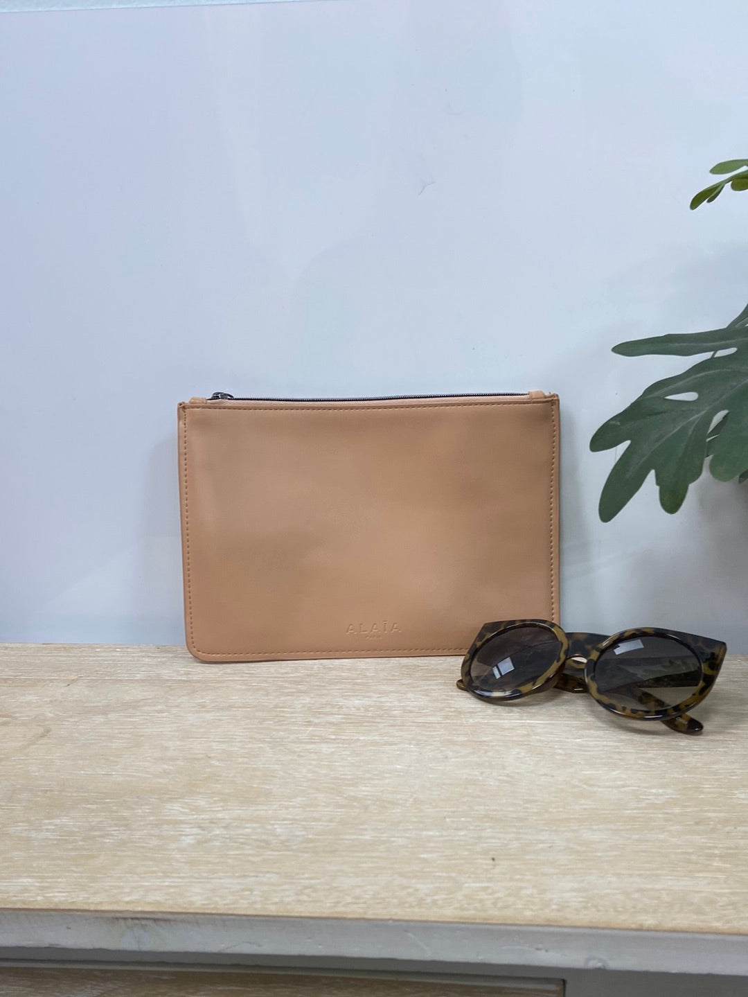 ALAÏA. Nude hand letter