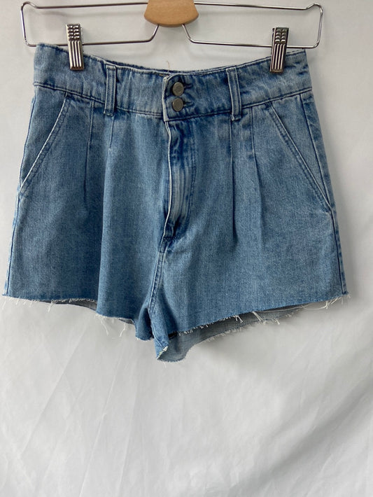 BERSHKA. Shorts denim T.36