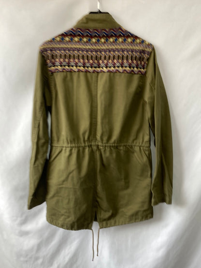 STRADIVARIUS.Chaqueta Fina verde bordada T.S