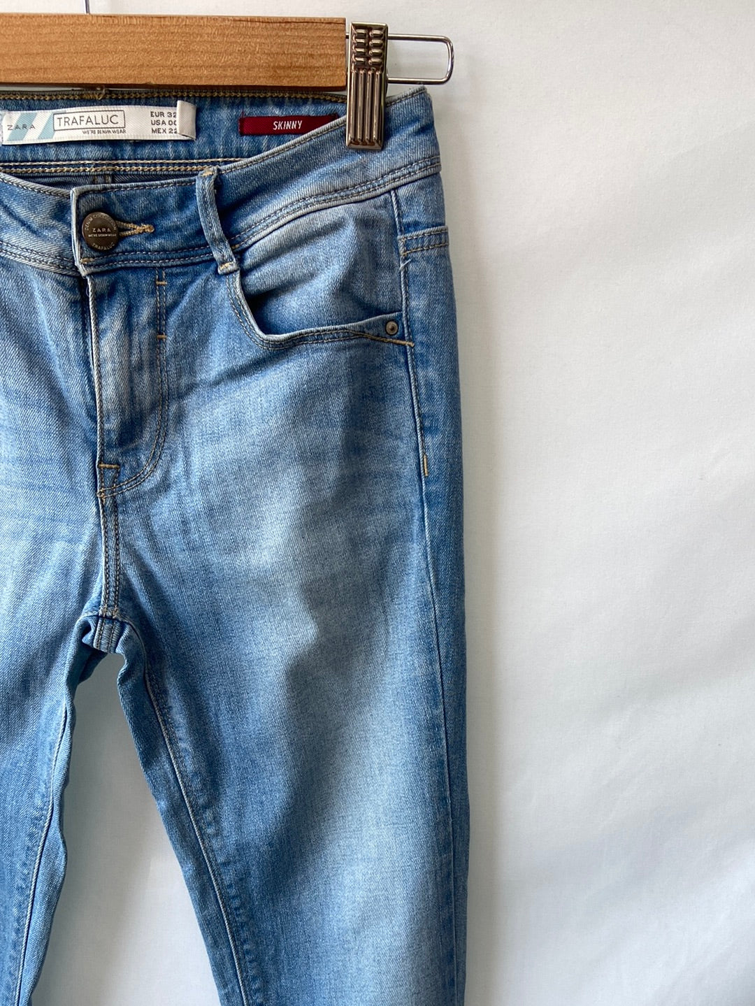 ZARA.Pantalones pitillo denim clarito T.32