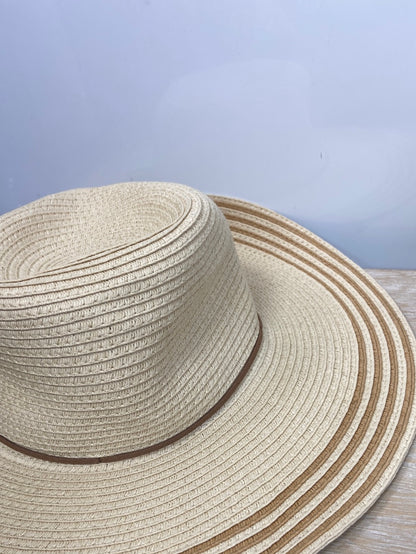 MINISO. Beige hat 57 cm