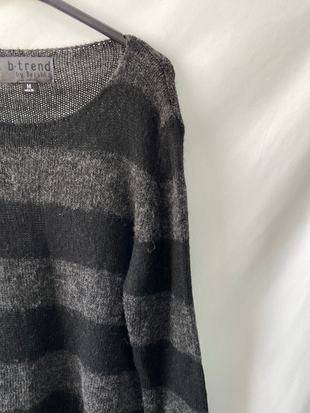 BERSHKA. Jersey rayas gris y negro T.m