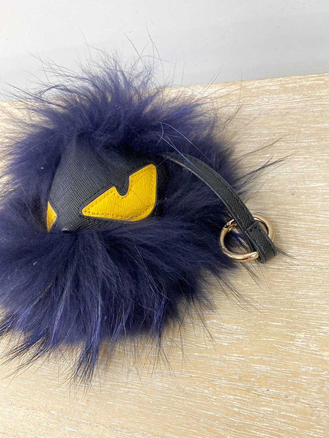 OTRAS. Llavero pelo azul